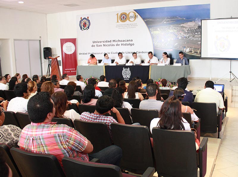 Sostienen encuentro con estudiantes de Lázaro Cárdenas Magistrados del Tribunal de Justicia Administrativa del Estado de Michoacán